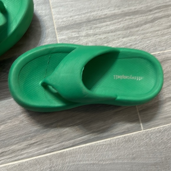 Jeffrey CampbellWomen's Green Chillaxin Platform Thong
Sandal 6 preowned - Picture 12 of 14